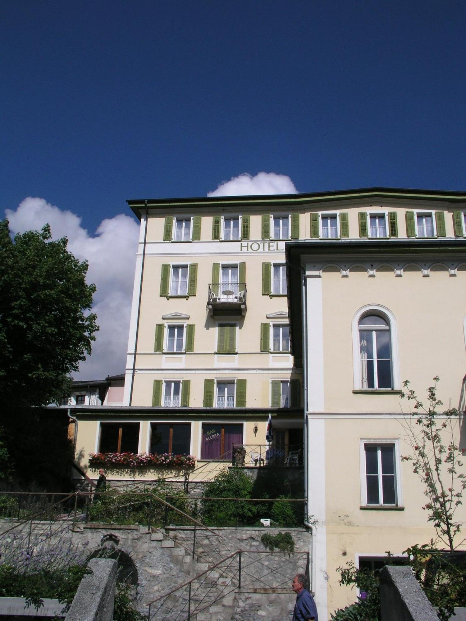 Hotel Quellenhof Scuol Buitenkant foto